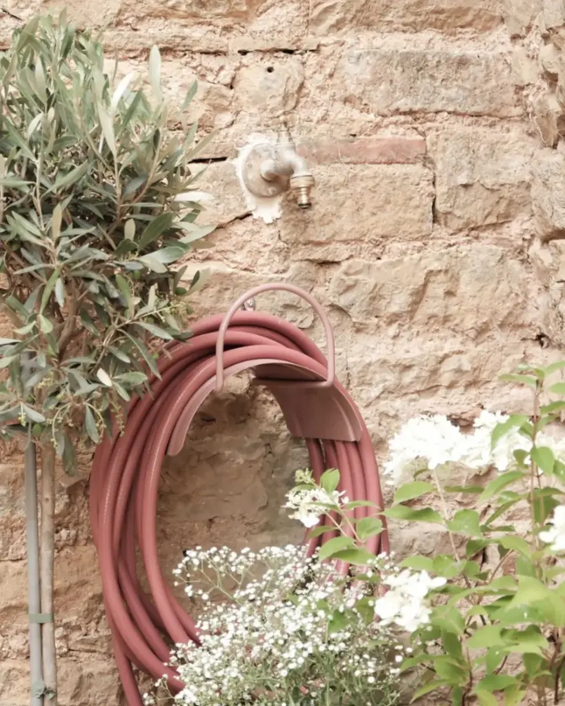 uport de perete pentru furtun - Rose 2.webp