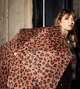 Parapluie-leopard-ouvert-femme.webp